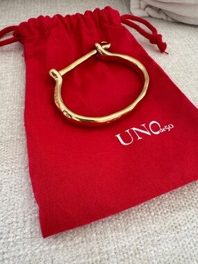 UNO de 50 Gold Organic Sculpted Hinge Bracelet with Red Pouch